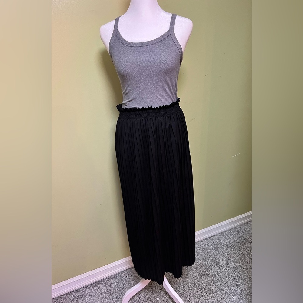 Bundle of 2 Unlined Scuba Pleated Skirts - Beige & Black, One Size Fits All - Picture 11 of 17